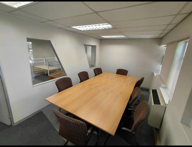 104M² OFFICE TO LET IN FOURWAYS